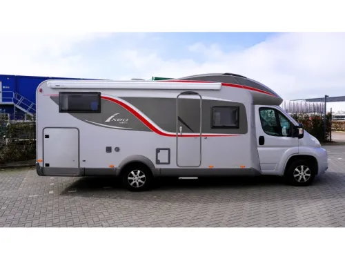 B&uuml;rstner Ixeo 726 Single beds and pop-top roof  photo: 2
