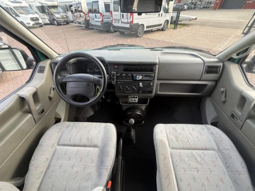 Volkswagen T 4 Carthago Westfalia 2.5 102 PS in sehr gutem Zustand, neue APK, Kastenwagen, 4 Schlafpl&auml;tze, Hubdach, Standheizung, Solarpanel, Anh&auml;ngerkupplung, PDC A Foto: 6