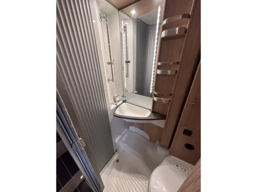 Knaus Sky Wave 60 Years 650 MEG Fiat 140PK L&auml;ngsbetten Foto: 9