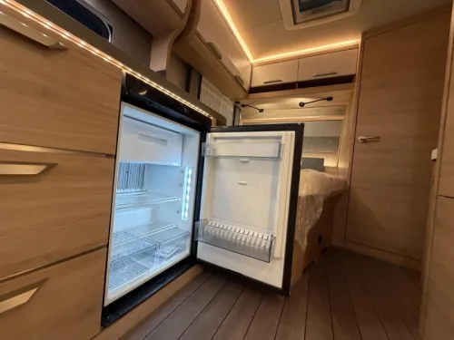 Knaus Sudwind Black Selection 450 FU dinette / french bed  photo: 13