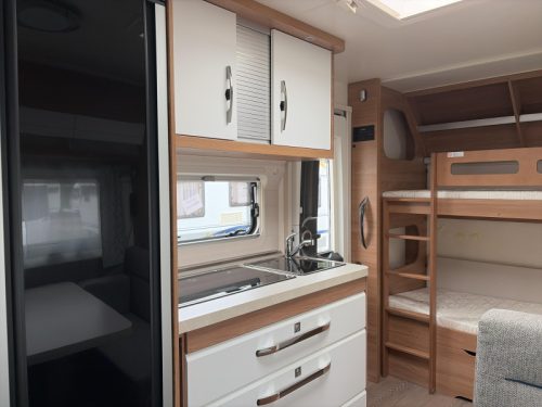 Hobby De Luxe 490 KMF Mover/Awning  photo: 6