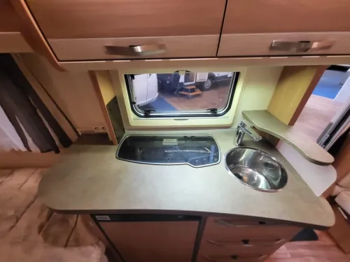 Knaus Sudwind 460 EU avec auvent de coffre et paroi lat&eacute;rale photo : 10