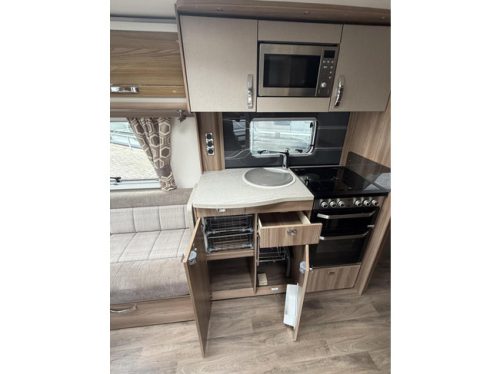 Swift Elite 645 Levelling system Mover Awning Solar panel Oven photo: 21
