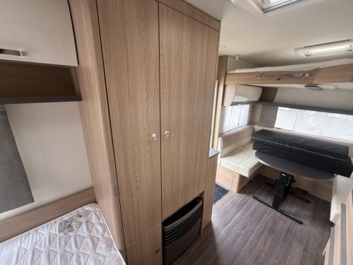 B&uuml;rstner Averso Plus 500 TS AWNING/POP-TOP ROOF/6-PERSON photo: 11