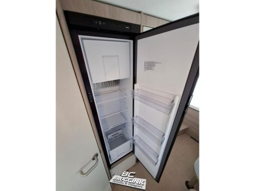B&uuml;rstner Premio Life 425 TS Transverse bed AWNING MOVER photo: 8