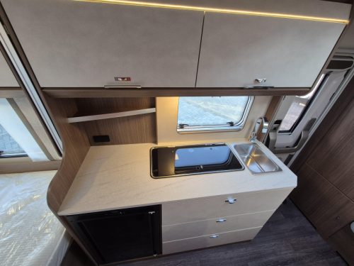 Tabbert Cazadora 420 QD 2.3 Layout with mega kitchen! photo: 8