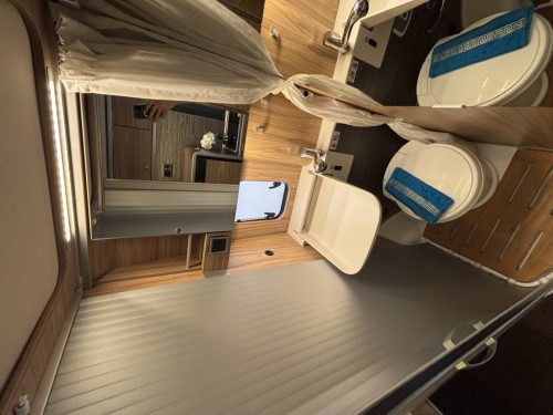 Hymer GRAND CANYON TRANSVERSE BED+POP-TOP ROOF EURO6 TOW HITCH photo: 9
