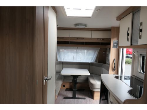 Hobby De Luxe 460 LU Einzelbetten Rangierhilfe und Vorzelt Foto: 13