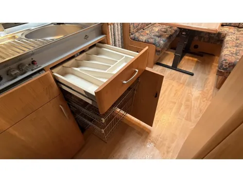 Hobby Excellent 470 UB dinette transverse bed toilet  photo: 9