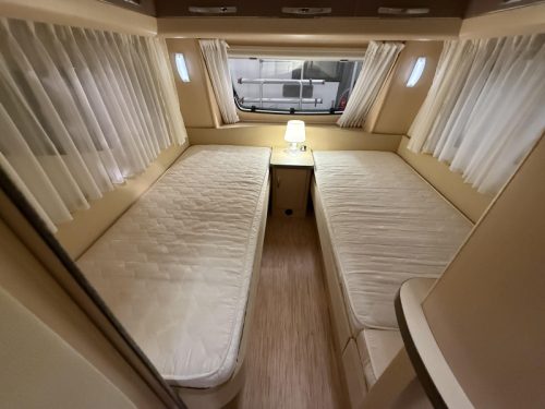 Hobby La Vita Bionda 495 UL 2 BERTHS MOVER AWNING TOP photo: 8