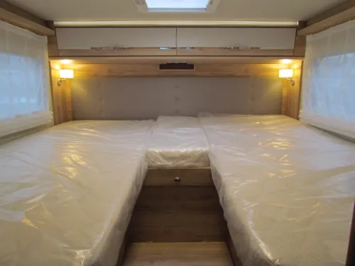 Eura Mobil Profila RS 695 EB Mondial,Single beds and Pop-top roof  photo: 2