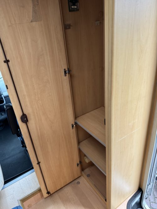 Dethleffs Globebus 1 110 HP, Transverse bed, half-dinette, swivel seats, Engine air conditioning, neat camper, length 6.00 Year 2006 Camper centrum on the road Marum photo: 13