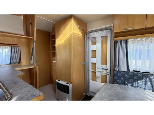 Eifelland Holiday 465 TF French bed dinette toilet photo: 7