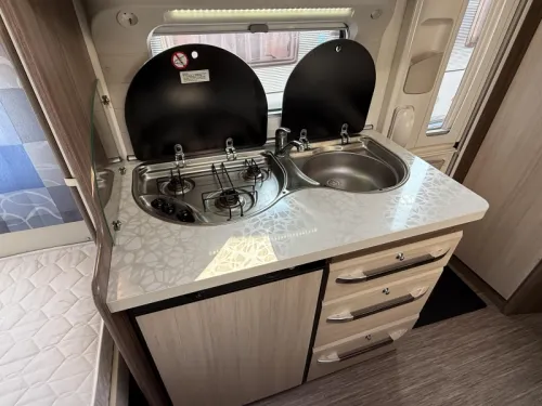 Hobby De luxe Easy 400 SF transverse bed dinette toilet photo: 7