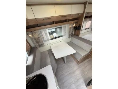 Hobby De Luxe 400 SFE Incl. Mover and Awning photo: 13
