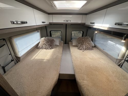 P&ouml;ssl Roadcruiser SINGLE BEDS 8-SPEED AUTOMATIC TOW HITCH photo: 2