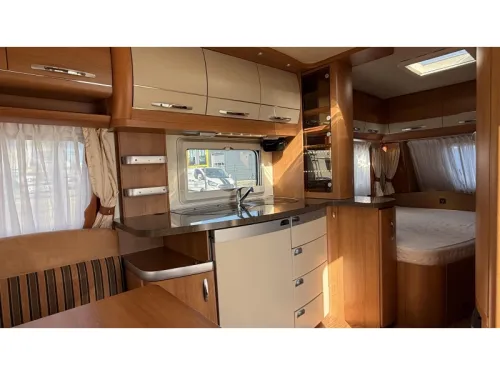 Hobby Excellent 495 UFE French bed dinette toilet photo: 3