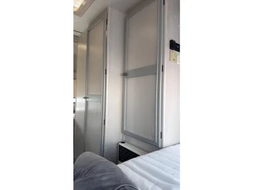 LMC Luxus 390 P seating area bed toilet photo: 2