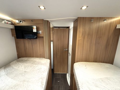 Adria Matrix 670DL ENKELEBEDDEN HEFBED FACE TO FACE 48.770KM foto: 11
