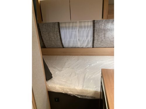 Knaus Sport 420 QD transverse bed photo: 6