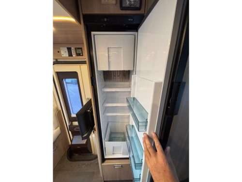 Laika Kosmo 212 leveling system queen bed 7m photo: 14