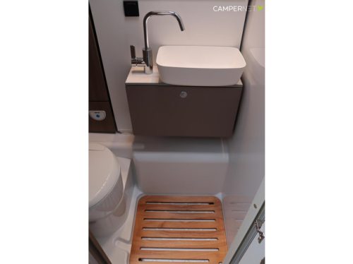 Carado T448 140hp Automatic | Pro + Package | Single beds | Awning | Large garage | Pop-top roof | Available from stock |Panoramic window photo: 19