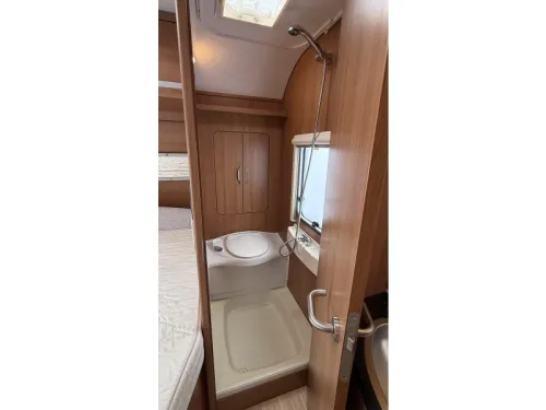 LMC Musica 470 D French bed dinette toilet photo: 12