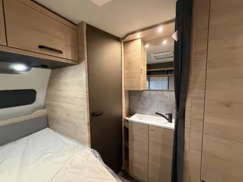 Weinsberg CaraOne Edition HOT 450 FU Franz&ouml;sisches Bett / Rundsitzgruppe Foto: 15