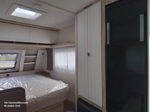 Hobby De Luxe 460 SFF Model 2027 with queen bed photo: 9