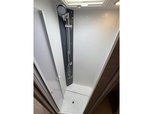 RAPIDO 896 F Automatik - Queensize-Bett Foto: 17
