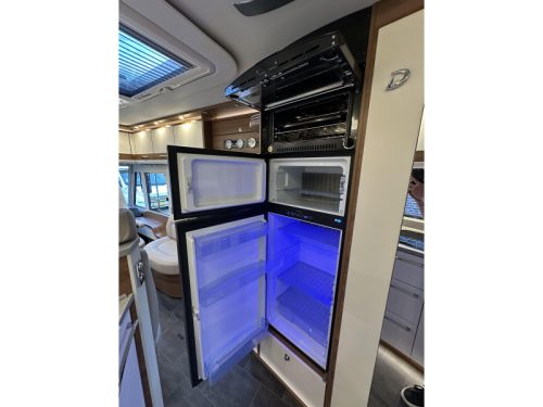 Dethleffs Globetrotter 7850 XLI DBM Premium, Upper cabinets photo: 15