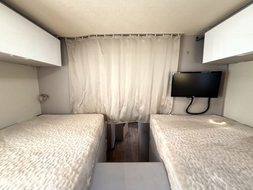 Hymer T 585 S MERCEDES AUTOMAAT ENKELE BEDDEN HEFBED 6200KM! Foto: 3