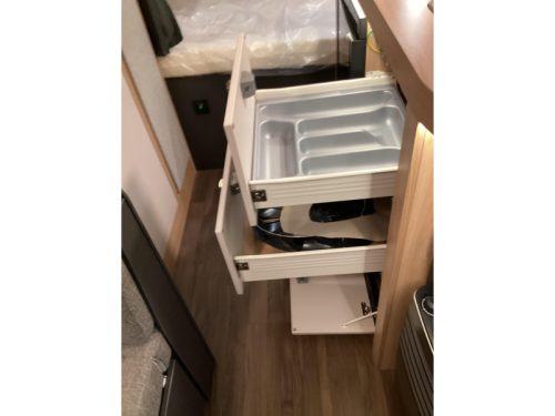Knaus Sport 420 QD transverse bed  photo: 16