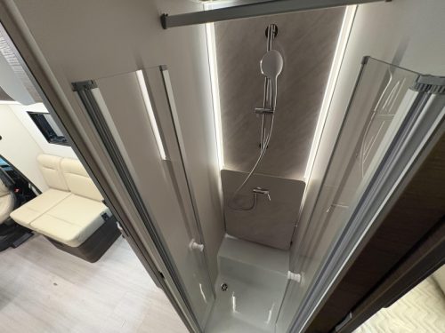 Adria Coral Supreme 670 DL 180pk Automatik /L&auml;ngsbetten Foto: 17
