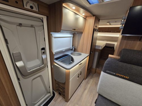 Weinsberg CARACOMPACT 600 MEG PEPPER 163 HP ONLY 47,451 KM !! TV + SATELLITE SINGLE BEDS CRUISE CONTROL THULE BIKE RACK WITH LIFT photo: 14