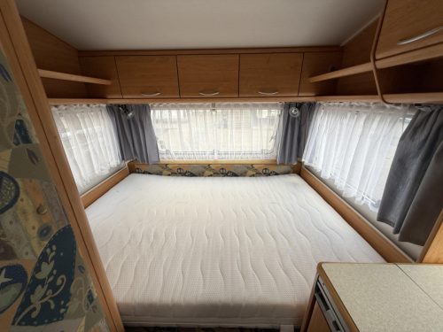 Knaus Blue Line 450 TF con asiento en U y avanc&eacute; de 2023 foto: 8