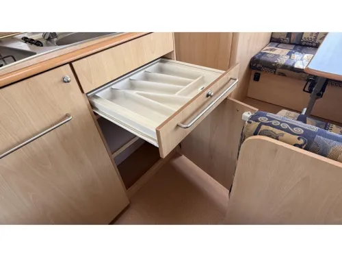 Chateau Calista 390 TDZ dinette fixed bed toilet photo: 9