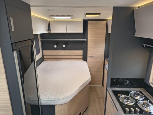 Hobby Optima De Luxe 70 F -Automaat-badkamer achter  foto: 9