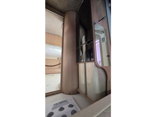McLouis MC4 74G Queensbed pop-top roof photo: 11
