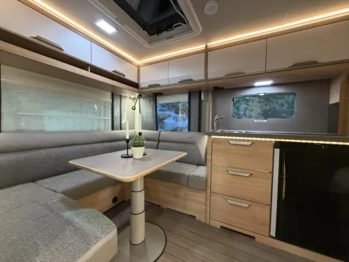 Knaus Sudwind Black Selection 450 FU dinette / french bed  photo: 10
