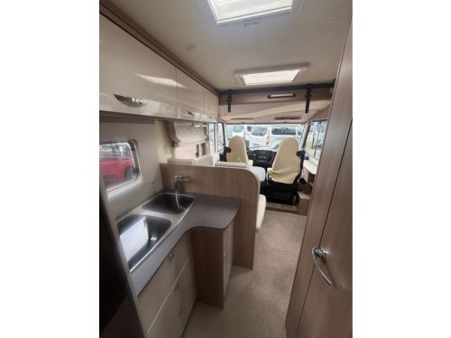 B&uuml;rstner Lyseo T 690 164 CV camas individuales+cama elevable toldo puerta mosquitera portabicicletas panel solar antena el&eacute;ctrica TV remis plisado garaje grande foto: 20