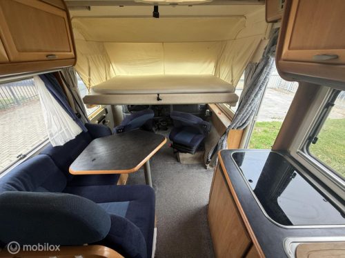 Hymer B574 &ndash; Spacious A-class Motorhome with fixed bed AND generous pop-top bed photo: 11