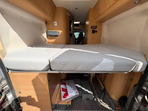 Adria Mobil Twin 160PK, Airco, Festbett Foto: 8