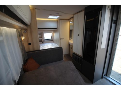 Hobby De Luxe 400 SFE French bed & tall refrigerator photo: 13