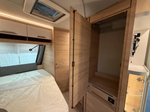 Knaus Sudwind Black Selection 450 FU Dachklimaanlage / franz&ouml;sisches Bett Foto: 22