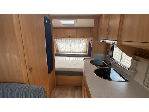 Hobby De luxe Easy 440 SF Querbett Sitztoilette Foto: 2