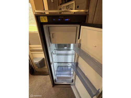 B&uuml;rstner Ixeo Time it 734 Fiat 2.3 131hp Euro 5 | French bed | Electric pop-up bed | Separate shower/toilet | Garage | Camera | Tow hitch | 91k miles | TO photo: 10