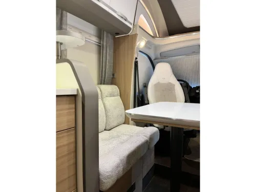 Adria Matrix 670 DL Face to face seating / Level photo: 8