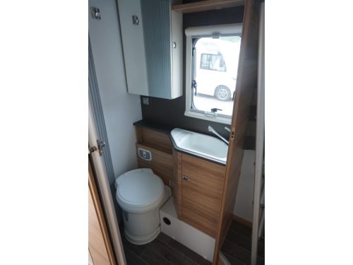 Adria Matrix Platinum 670 SC 5th seat / Roof air conditioning photo: 15
