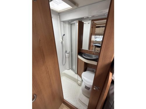 LMC Liberty Explorer 635G Transverse bed Pop-top roof Solar panel Awning photo: 23
